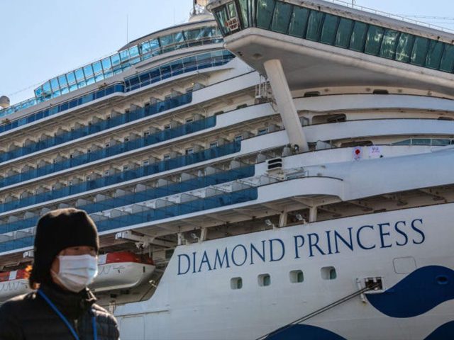 Uninfected-passengers-disembark-from-virus