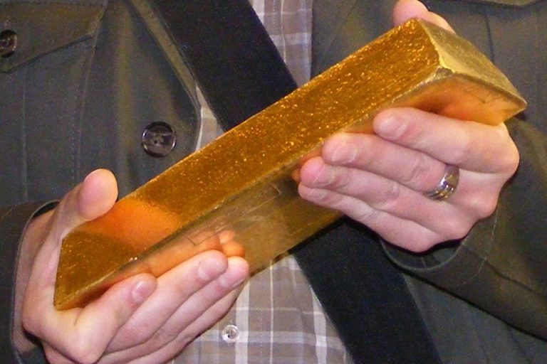 Vietnam cuts gold prices due to decline in demand