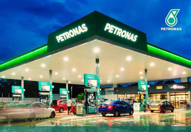 PETRONAS inks MoU with Philippines’ Phoenix Petroleum PETRONAS and Phoenix Petroleum executives shake hands after signing the memorandum of understanding for downstream marketing collaboration in the Philippines.