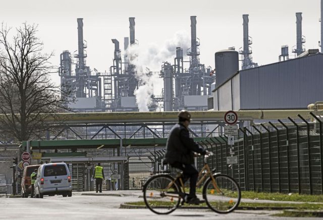 Poland to end Russian oil imports, Germany warns on gas.. Poland to end Russian oil imports, Germany warns on gas.