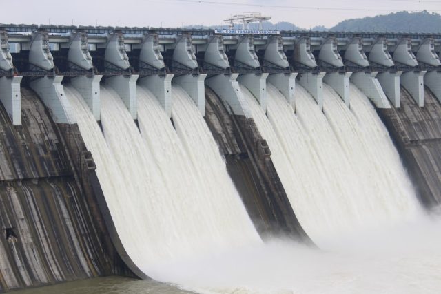False Dam Failure Report Prompts Evacuation in Newport, Tennessee Mayor Rob Mathis issues an evacuation order as residents drive to higher ground in Newport, Tennessee, after a false dam failure report.