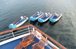 Niger River Boat Sinks, 100+ Missing Near Mokwa Rescue workers search the wide Niger River near Mokwa for survivors after a wooden boat carrying 300 passengers sank.
