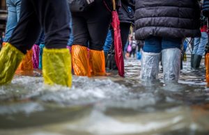 Poznań Storm Floods Bałtyk Office Tower, Triggers Evacuation People evacuating the Bałtyk office building in Poznań as floodwaters surround the tower during a severe thunderstorm.