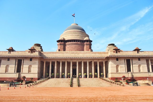 New Delhi Experiences 15th Day of Very Poor Air Quality Conditions Thick smog blankets New Delhi streets as commuters wear masks during the 15th consecutive day of very poor air quality.