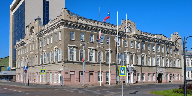 Gas Explosion in Russian Apartment Building Kills Six, Injures Seven Others Rescue crews search a collapsed Saratov apartment block after a gas blast blew out walls and shattered windows.