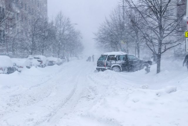 Blizzard Traps Over 550 People on Mount Everest in Tibet Region Rescue teams navigate deep snow and low visibility on Mount Everest's eastern slope during a severe blizzard.