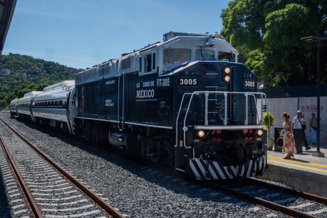 Train Derails in Mexico, Killing 13 and Injuring Nearly 100 People Emergency responders and rescue workers gather near a derailed Tren Interoceánico passenger train in Oaxaca, Mexico.