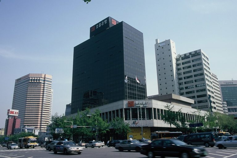 Crypto Surrenders to Banks as Institutions Build on Existing Systems