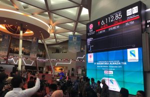 Disney Shares Drop 2.1% as Chapek Named CEO Without Film Roots Traders glance at a screen showing Disney stock sliding as news breaks that Bob Chapek, former parks chief, is taking over as CEO.