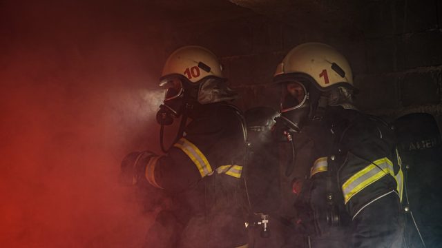 Milwaukee Apartment Fire Leaves Five Dead, Dozens Injured, Hundreds Displaced Firefighters battle flames and smoke pouring from a four-story apartment building in Milwaukee as residents flee the early morning blaze.
