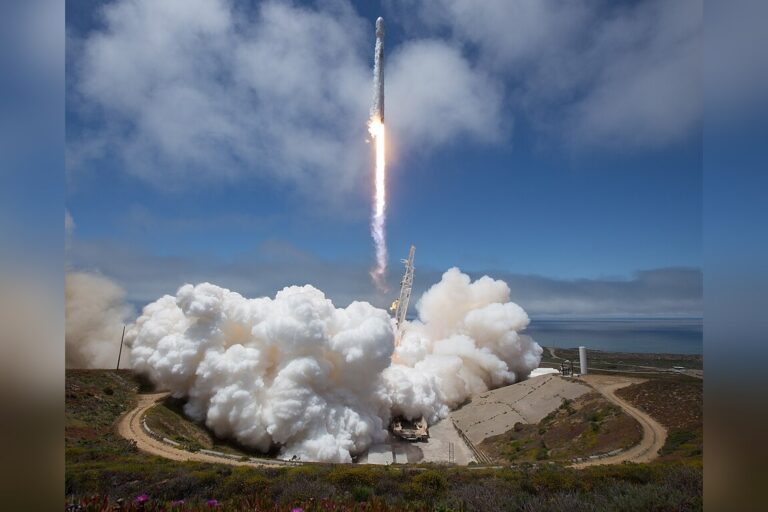 SpaceX, Amazon Clash with FCC Over Spectrum and Orbital Slots