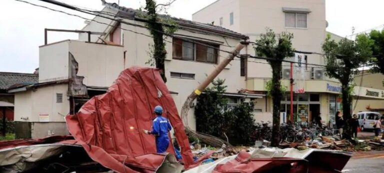 Typhoon Dujuan Strikes Southwestern Japan, Millions Urged to Evacuate