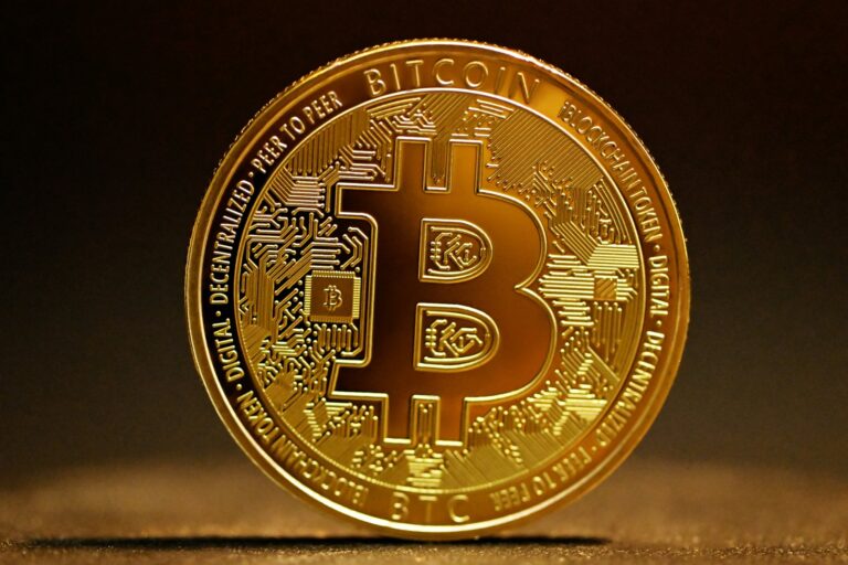 Bitcoin drops below $81,000 as US wallet moves and Iran strike fears spark $489M in liquidations