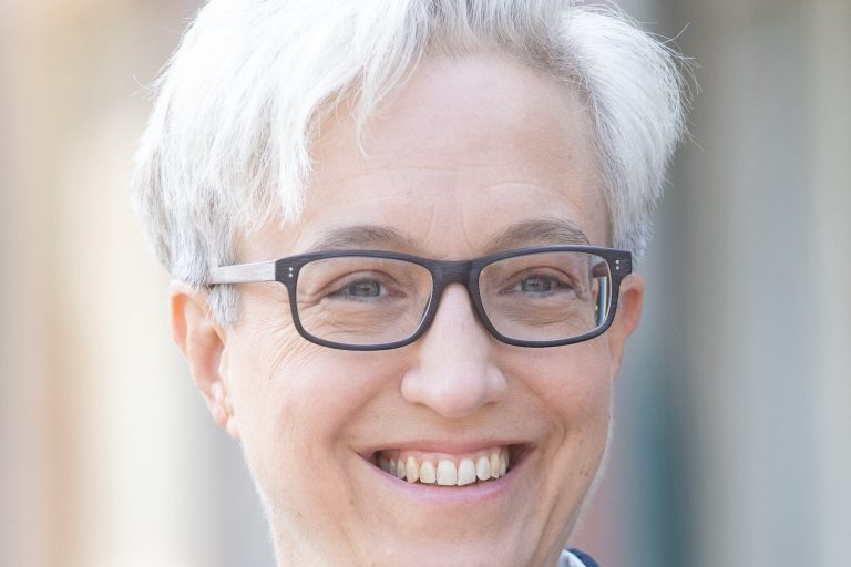 Oregon Governor Halts Data Center Permits Amid Rising Power and Environmental Concerns